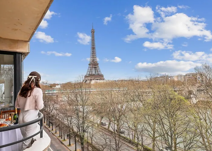 The Eiffel Tower And Seine Views With Balcony - Cityapartmentstay
