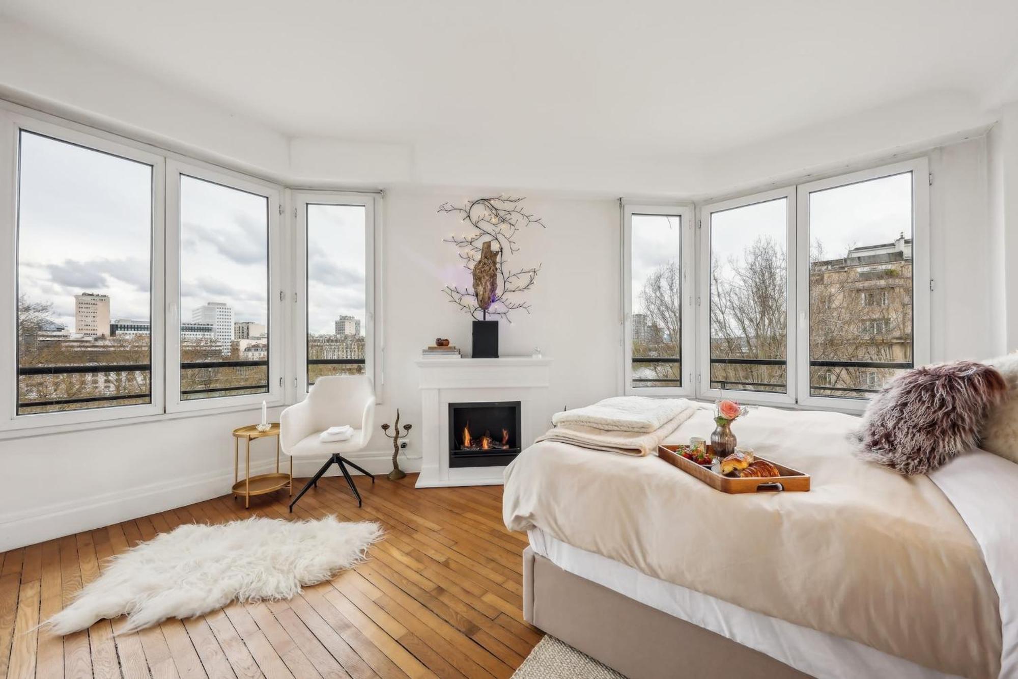 The Eiffel Tower And Seine Views With Balcony - Cityapartmentstay *