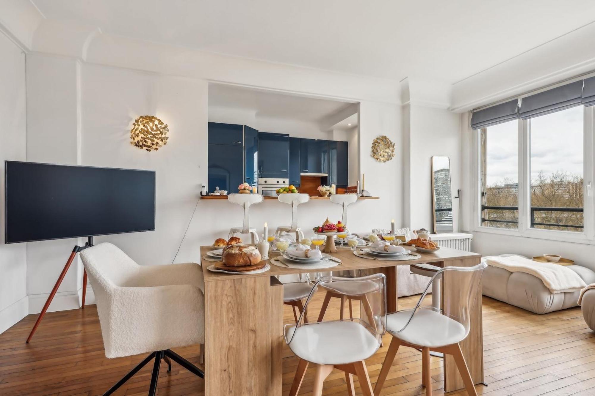 The Eiffel Tower And Seine Views With Balcony - Cityapartmentstay Paris