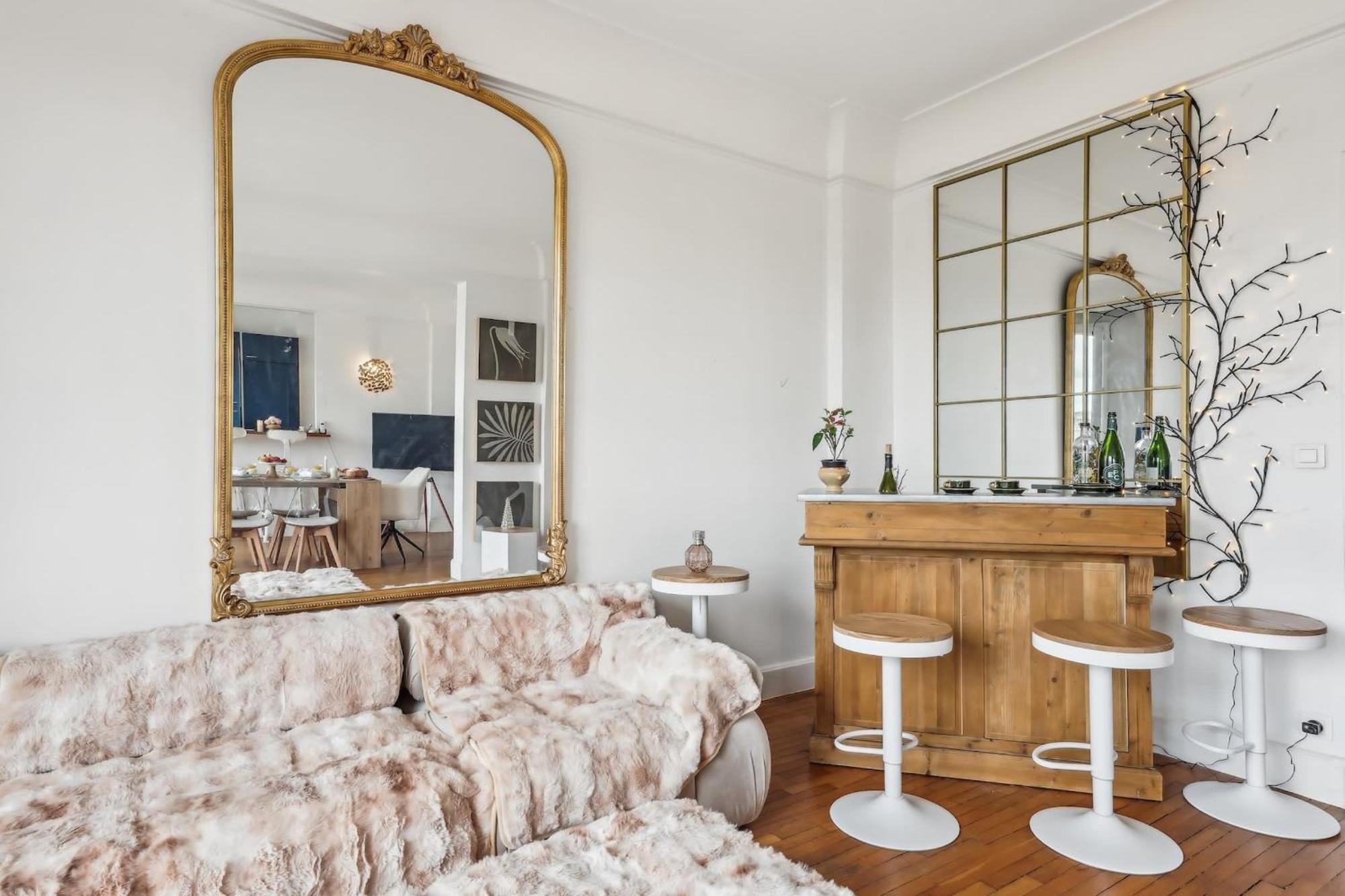 The Eiffel Tower And Seine Views With Balcony - Cityapartmentstay