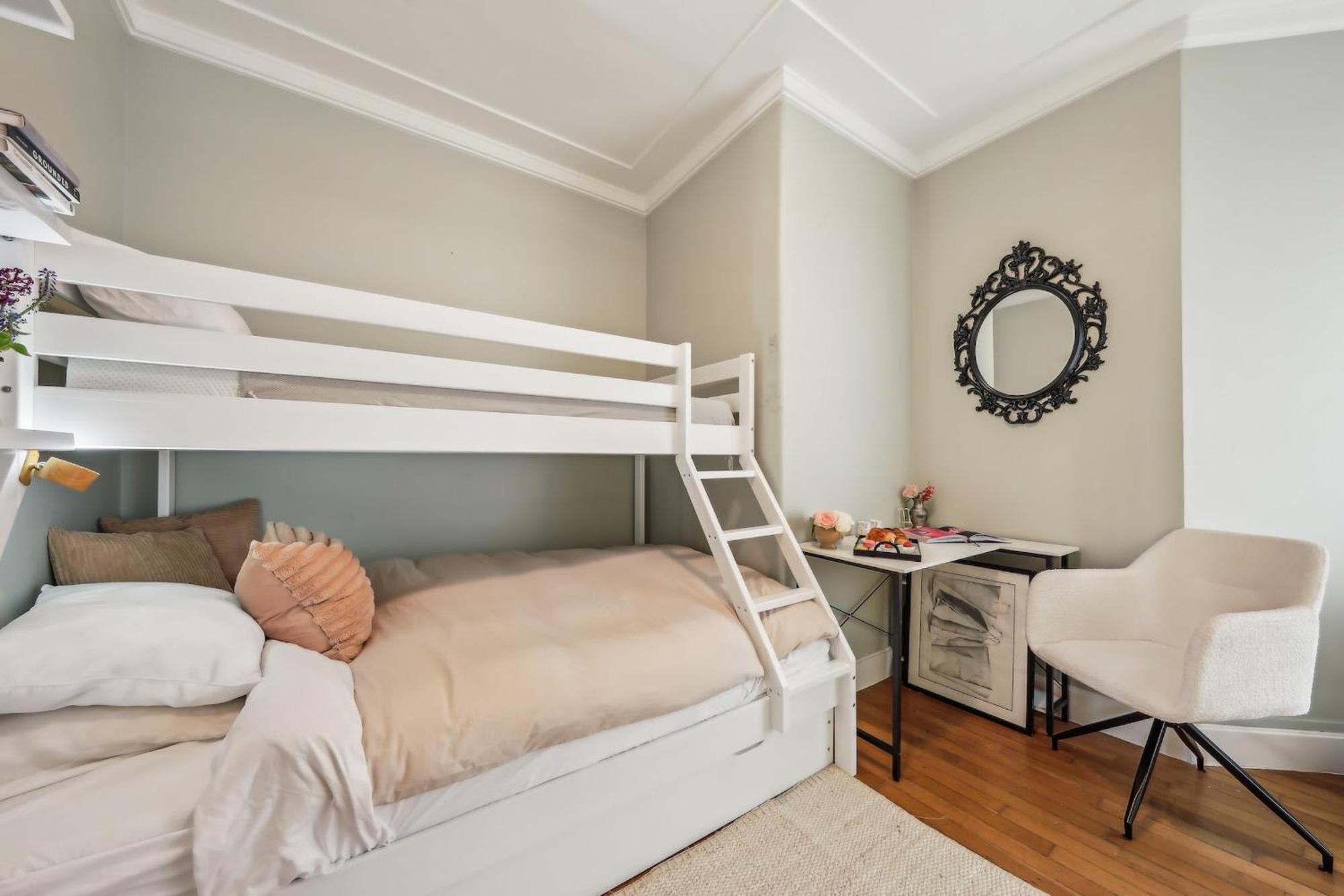 The Eiffel Tower And Seine Views With Balcony - Cityapartmentstay Apartment *