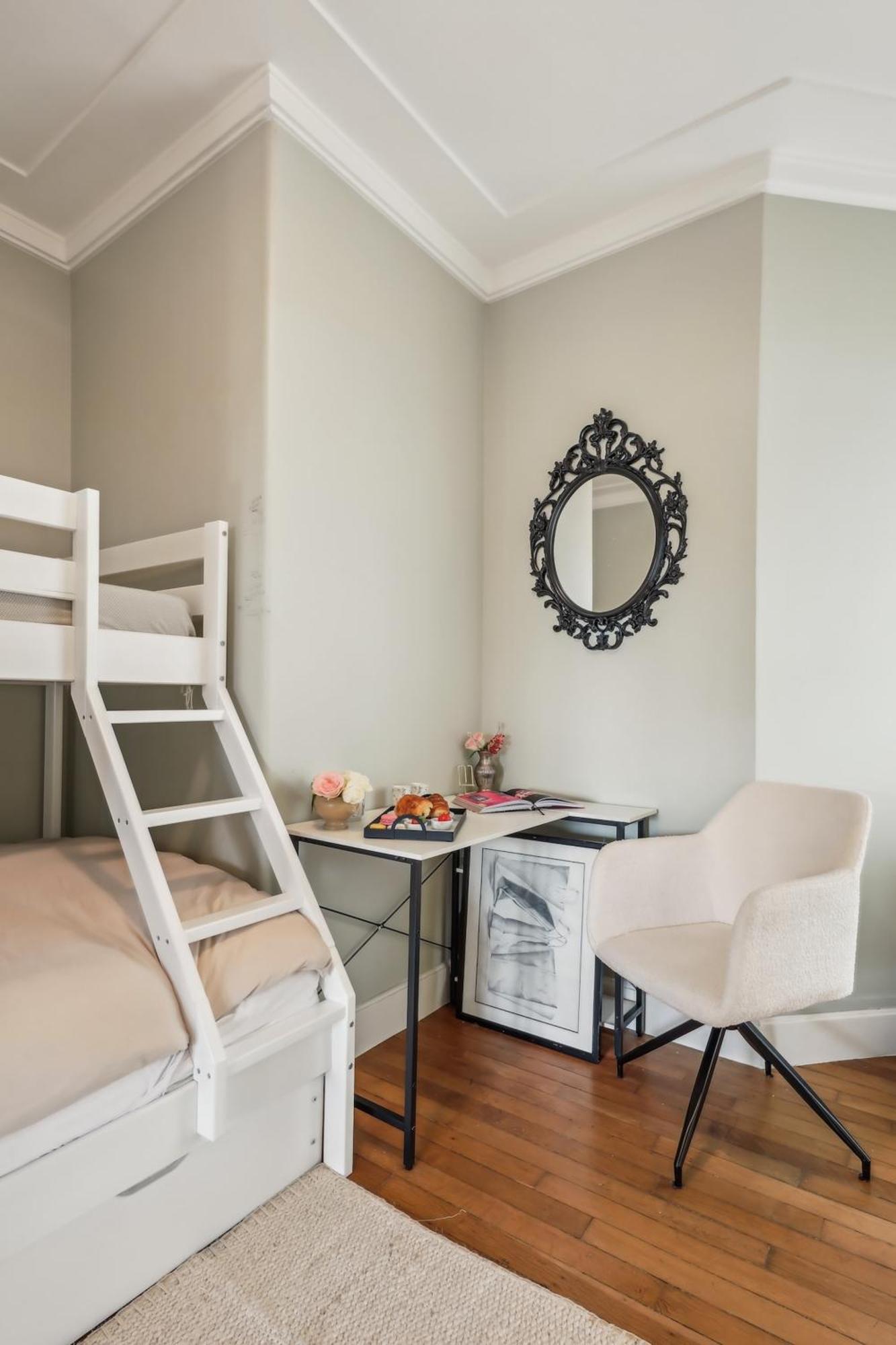 The Eiffel Tower And Seine Views With Balcony - Cityapartmentstay *