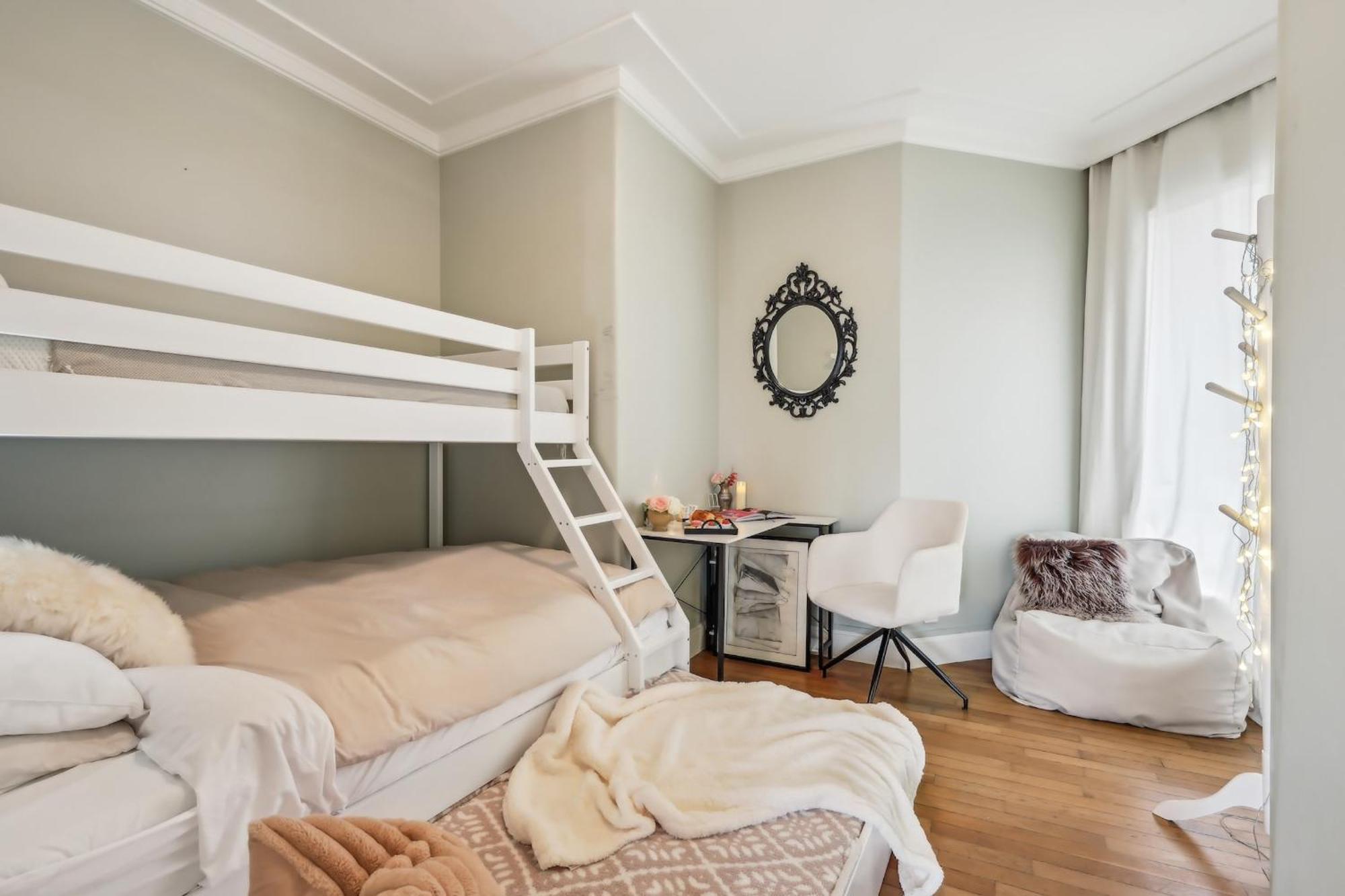The Eiffel Tower And Seine Views With Balcony - Cityapartmentstay Apartment