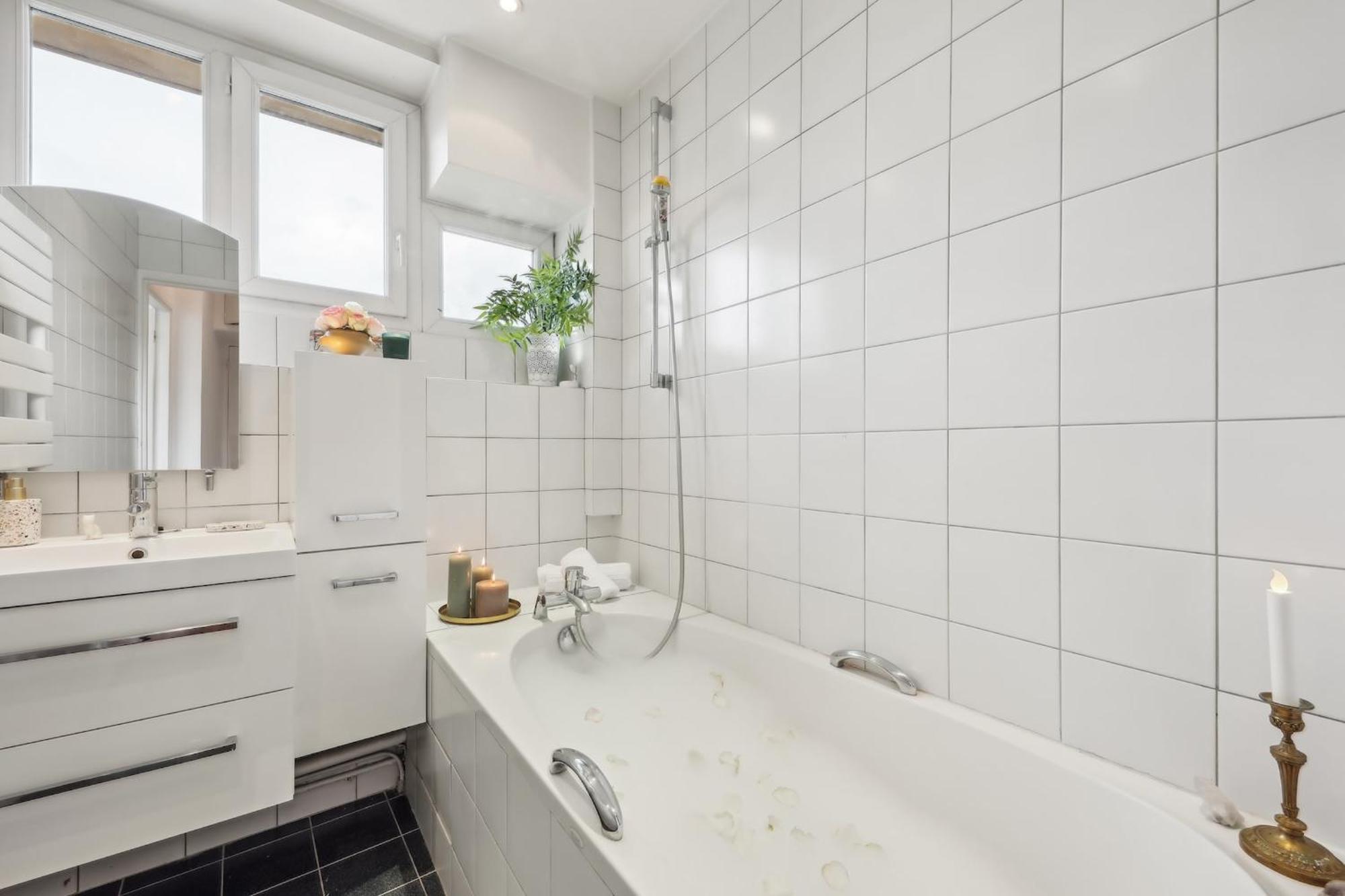The Eiffel Tower And Seine Views With Balcony - Cityapartmentstay *